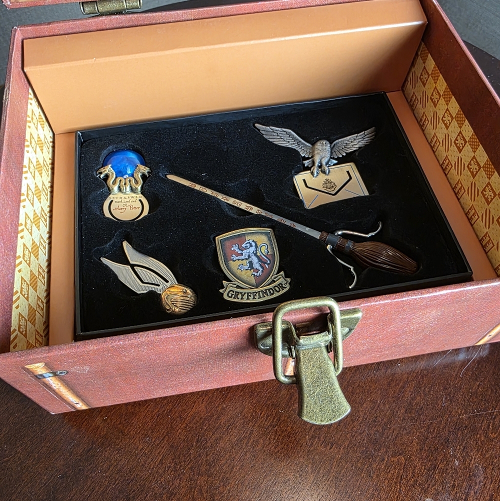 This is a Harry Potter Years 1-5 Limited Edition DVD Gift Set With Trunk - Picture 4 of 10